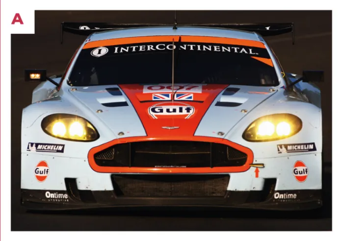A. Vue frontale de l’Aston Martin DBR9 : on remarque le positionnement des rétroviseurs asymétriques destiné à offrir les meilleurs angles possibles. © IXO Collections SAS - Tous droits réservés.