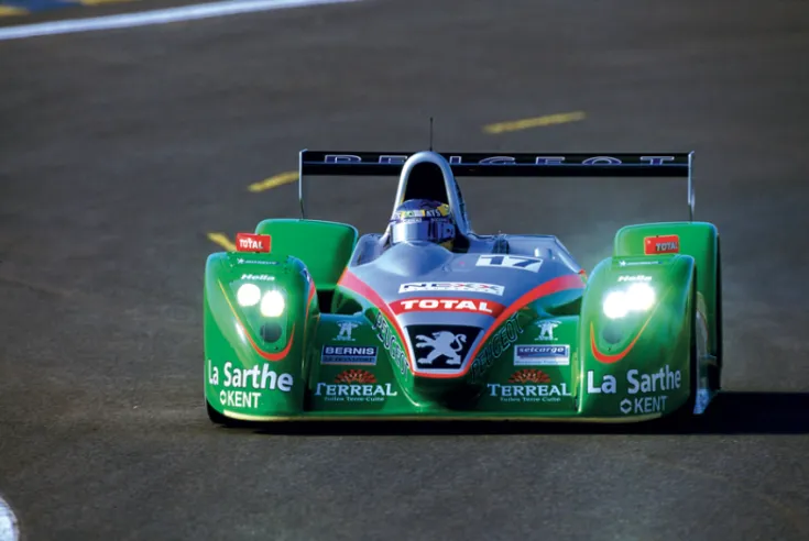 From 2001 to 2003, the Courage C60 cars of the Pescarolo team carried the Peugeot emblem on the muzzle, as Peugeot was the engine supplier.© IXO Collections SAS - Tous droits réservés.