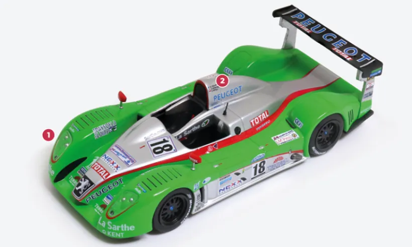 1. For 2002, designer André de Cortanze completely redesigned the bodywork, which also stands out for its cut-out headlights.2. The roll-over bar behind the driver is integrated into the bodywork, rather than protruding from it as before.© IXO Collections SAS - Tous droits réservés.