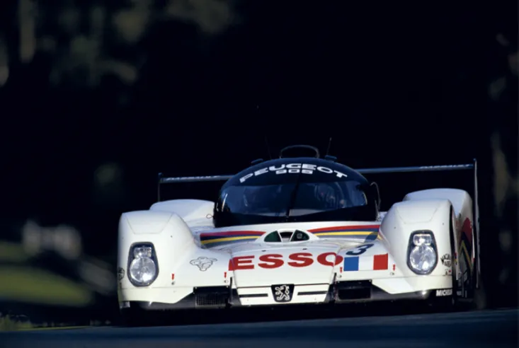 Le style de la 905 Evo 1 Bis est très différent de celui de la première Evo 1, mais cette version LM qui court au Mans en 1992 et 1993 diffère encore au niveau de la calandre et des phares.© IXO Collections SAS - Tous droits réservés.
