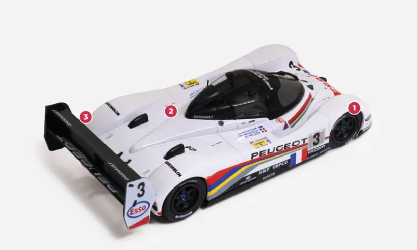 1. La 905 Evo 1 Bis LM est dotée de freins renforcés pour supporter les violents freinages nécessaires au bout de la longue ligne droite qui précède le virage de Mulsanne.2. Le moteur V10 à 80° reçoit pour Le Mans des réglages spéciaux qui limitent le régime maximal un peu au-dessous de 12 500 tr/min. La transmission est aussi renforcée.3. Le grand aileron arrière biplan légèrement retouché pour les 24 Heures du Mans affiche une surface réduite pour diminuer la traînée et optimiser l’écoulement de l’air.© IXO Collections SAS - Tous droits réservés.