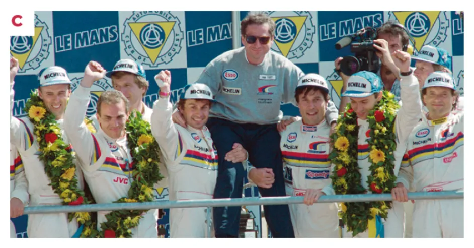 C. L’équipe Peugeot-Talbot célèbre le triplé du Mans en 1993. Au centre, le directeur sportif Jean Todt porté par Yannick Delmas et Philippe Alliot. Les trois pilotes vainqueurs avec les couronnes de fleurs sont Brabham, Éric Hélary et Christophe Bouchut. © IXO Collections SAS - Tous droits réservés.