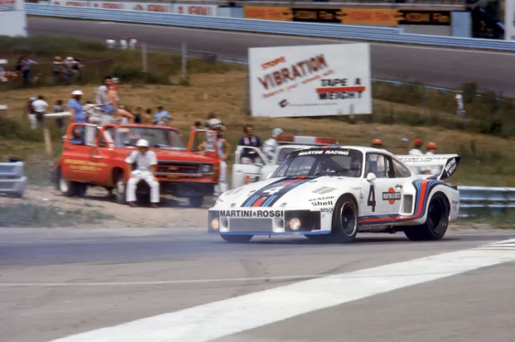 In 1976, the 935 won four of the seven events in the World Championship for Manufacturers, including the 6 Hours of Watkins Glen with Rolf Stommelen and Manfred Schurti at the wheel.© IXO Collections SAS - Tous droits réservés.