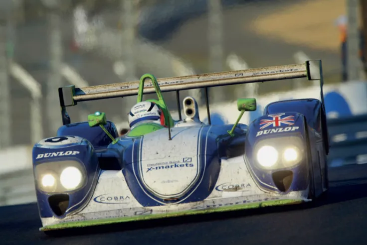 Das Auto des britischen Rollcentre Racing Teams war der einzige Dallara SP1, der in 2004 bei den 24 Stunden von Le Mans an den Start ging. Obwohl das Auto in der Schlussstunde um einen Podiumsplatz kämpfte, musste es nach einem Unfall aufgeben.© IXO Collections SAS - Tous droits réservés.