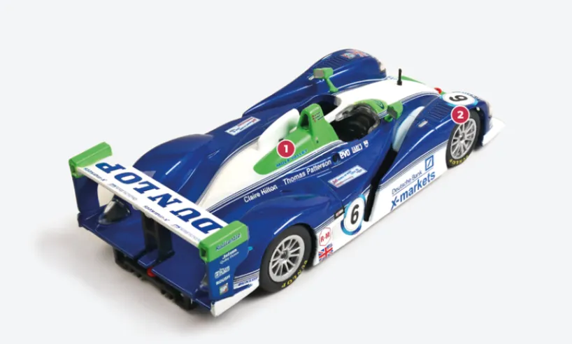 1. Alle Teams, die nach Chrysler einen Dallara SP1 verwenden, nutzen Judd-V10-Saugmotoren, aber ein Auto von Rollcentre Racing experimentierte in 2005 in einigen Rennen mit einem Nissan-V6-Twin-Turbo-Motor, bevor es wieder zu Judd zurückkehrte.2. Das Federungssystem verfügt über Doppelquerlenker vorne und hinten, wobei Eibach-Federn durch ein Pushrod-System aktiviert werden.© IXO Collections SAS - Tous droits réservés.