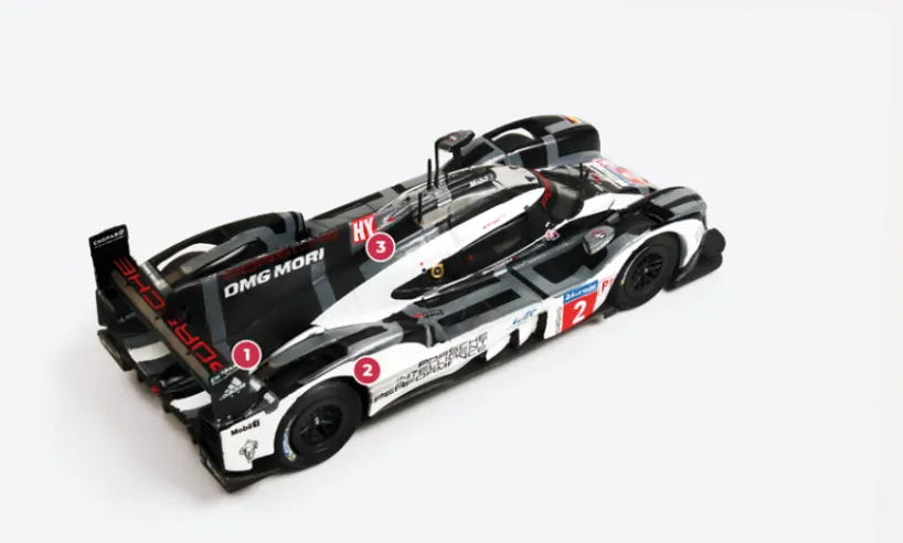 1. Wie bei Le Mans üblich, wird eine spezielle aerodynamische Konfiguration verwendet, die weniger Unterstützung bietet, um eine maximale Geschwindigkeit auf den Geraden zu erreichen.2. Die Vorder- und Hinterräder haben die gleiche Größe, da die Hauptlast der Leistung des Elektromotors, die bis zu 400 PS erreichen kann, von den Vorderrädern getragen wird. Michelin hat für 2016 neue Reifen entwickelt.3. Das Gesamtdesign bleibt zwischen 2014 und 2015 unverändert, aber die seitlichen Pontons und aerodynamischen Röhren wurden neu gestaltet, um den Luftstrom zu verbessern. © IXO Collections SAS - Tous droits réservés.