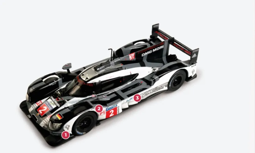 1. Zu den 2015 am 919 Hybrid durchgeführten Designinnovationen gehören die seitlichen Stützen und das Profil in der Mitte des Heckflügels, das unten verlängert wurde. Auch die Fahrerkabine wurde neu gestaltet.2. Ebenfalls für 2015 wurde das Gewicht des 919 Hybrid von 900 auf 870 kg (das vorgeschriebene Minimum) reduziert, nachdem zahlreiche Komponenten, darunter das Getriebe, modifiziert worden waren.3. Der am Chassis befestigte V4-Einzel-Turbomotor mit über 500 PS hat eine tragende Funktion.© IXO Collections SAS - Tous droits réservés.