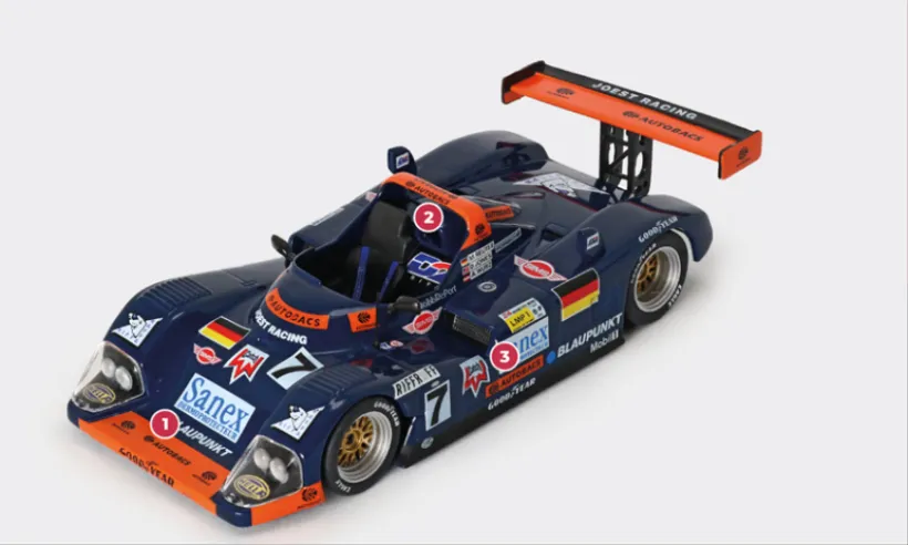 1. Die neuen LMP1-Vorschriften verlangten, dass der TWR Porsche WSC-95 mit einfacheren aerodynamischen Lösungen ausgestattet werden musste, so dass der an den Flügeln des Jaguars angebrachte Frontflügel entfernt wurde.2. Der Übergang von der geschlossenen Kabine des XJR-14 zu einer offenen Kabine erforderte strukturelle Änderungen, bietet dem Fahrer jedoch mehr Komfort.3. Die großen Lufteinlässe an den Pontons wurden entwickelt, um den Twin-Turbo-Motor besser zu versorgen, der mehr Luft benötigt als der ursprüngliche Saugmotor von Ford-Cosworth.© IXO Collections SAS - Tous droits réservés.