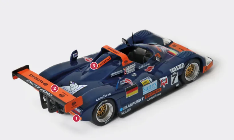 1. Eine der wichtigsten Modifikationen, die TWR am ursprünglichen Jaguar-Chassis durchführte, war die Entfernung der aerodynamischen Leitungen unter dem Auto, die durch den vorschriftsmäßigen flachen Boden ersetzt wurden.2. Im Vergleich zum Jaguar XJR-14, von dem er abgeleitet ist, verfügt der TWR Porsche WSC-95 über einen monoplanen Heckflügel anstelle eines doppelten Elements.3. Der 3-Liter-Porsche-Boxermotor erforderte einige Modifikationen, um den früheren Cosworth V8 zu ersetzen.© IXO Collections SAS - Tous droits réservés.