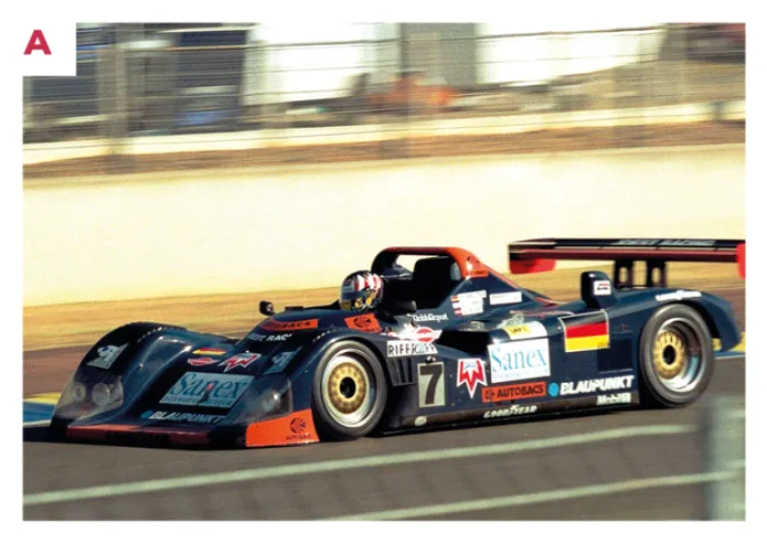 B. Derselbe WSC-95 in einem Kampf mit einem Ferrari F40 LM in 1996. Der Kraftstoffverbrauch und die Zuverlässigkeit des Porsche 3.0-Motors erwiesen sich im nächsten Jahr, 1997, als unschätzbar wertvoll.© IXO Collections SAS - Tous droits réservés.
