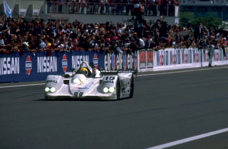 Whilst the chassis and mechanics remained unchanged, the two 1999 V12 LMRs (including the No. 15 car that won the race) were not built by “ transforming” the previous V12 LMs, but were constructed from scratch.© IXO Collections SAS - Tous droits réservés.