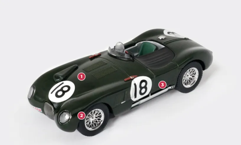 1. Die klassischen Linien des Straßenautos XK120 mit seinen langen separaten Kotflügeln wurden durch eine große, einteilige, umschließende Motorhaube ersetzt. Der große Lufteinlass auf der rechten Seite diente dazu, die Luftzufuhr zum Motor zu verbessern.2. Die neuen Scheibenbremsen von Dunlop trugen maßgeblich zum Erfolg des Type C in Le Mans im Jahr 1953 bei.3. Um sowohl Gewicht als auch Größe zu reduzieren und die Wärmeabfuhr zu verbessern, wurden die aus der linken Seite herausführenden Auspuffrohre zur Vorderseite der Hinterachse verlegt.© IXO Collections SAS - Tous droits réservés.