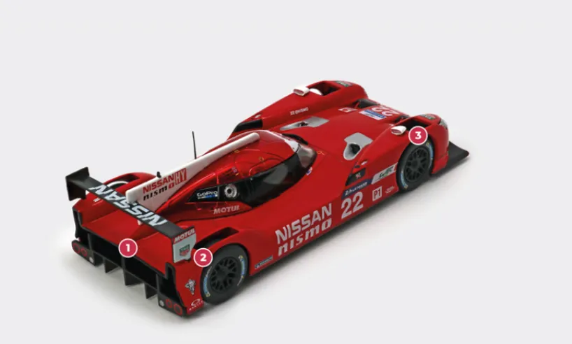 1. Das Heck des GT-R LM Nismo, entwickelt mit mehr Freiheit als andere LMP-Fahrzeuge, charakterisiert sich durch einen tiefen Doppelkanal.2. Durch die Positionierung des Motors vor der versenkten Passagierkabine entwarf die Nissan-Sportabteilung Nismo eine innovative Hinterradaufhängung mit hydraulischem Stabilisator.3. Die einzigartige mechanische Architektur beeinflusst die Reifenabmessungen, mit breiteren Reifen vorne und schmaleren Reifen hinten.© IXO Collections SAS - Tous droits réservés.