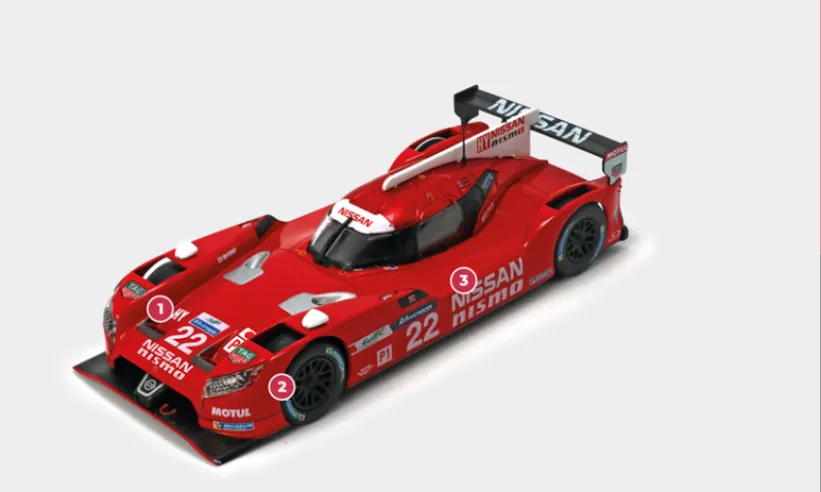 1. Der V6-Twin-Turbo-Motor mit über 500 PS wurde von Nissan in Zusammenarbeit mit Cosworth entwickelt, auf Basis des 3-Liter-VX-Serienmotors. Es handelt sich um einen Motor mit struktureller Funktion, d. h. er ist am Fahrgestell befestigt und erhöht so dessen Steifigkeit.2. Das Frontantriebssystem umfasst eine kinetische Energierückgewinnungs- und -rückführungsvorrichtung mit einem Torotrak-Schwungrad. Laut Nissan lag die Spitzenleistung bei etwas über 1.200 PS.3. Zwei der drei Autos von Nissan, die in 2015 in Le Mans an den Start gingen, wurden in Rot lackiert. Der dritte Rennwagen mit der Startnummer 21 trug als Hommage an den R90CK, der 1990 die Poleposition errang, eine Lackierung in Blau, Weiß und Rot.© IXO Collections SAS - Tous droits réservés.