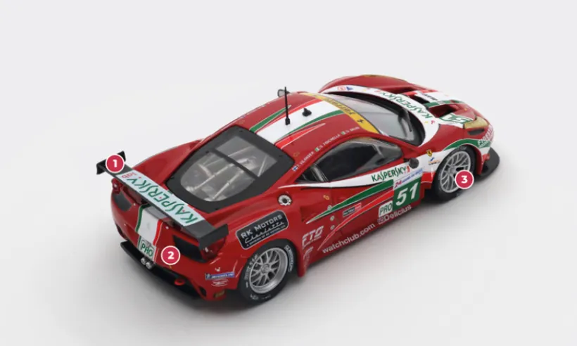 1. Um den erforderlichen aerodynamischen Abtrieb zu erzielen, ist der 458 Italia GT2 mit einem vergrößerten Auspuff und einem festen Spoiler ausgerüstet.2. Das 7-Gang-Automatikgetriebe wurde durch ein sequentielles 6-Gang-Getriebe von Hewland ersetzt.3. Die Räder, deren Durchmesser kleiner ist als bei der Straßenversion, sind mit breiteren Reifen ausgestattet.© IXO Collections SAS - Tous droits réservés.