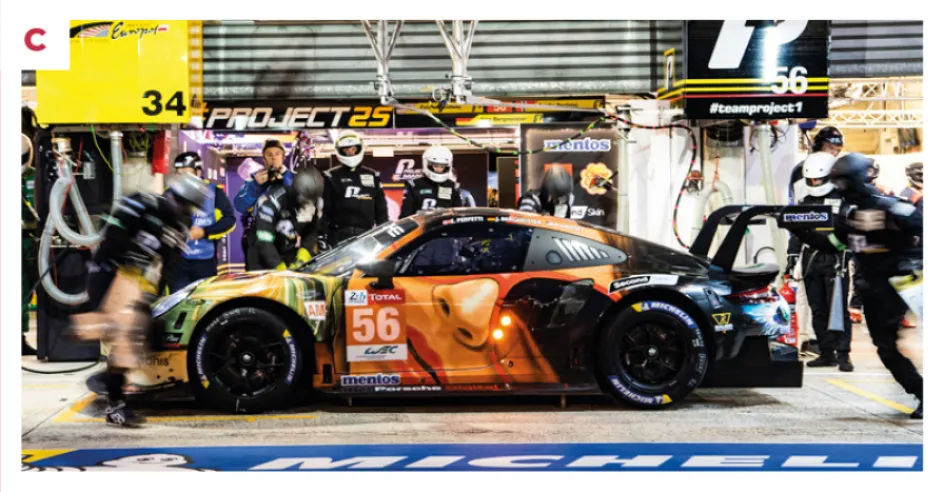 C. Der 911 RSR von Team Project 1 im Boxenbereich. Dank der zentralen Position der Mechaniker und eines zuverlässigen Motors ist das Auto besser ausbalanciert und schneller und dominierte 2018–2019 mit fünf Top-3-Platzierungen die Kategorie LMGTE Am.© IXO Collections SAS - Tous droits réservés.