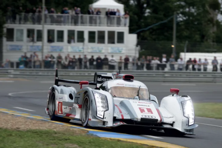 In 2012, Audi combined the efficiency of diesel with that of hybrid technology in the R18 e-tron quattro, dominating three consecutive editions of the Le Mans 24 Hours and the first of two WEC seasons.© IXO Collections SAS - Tous droits réservés.