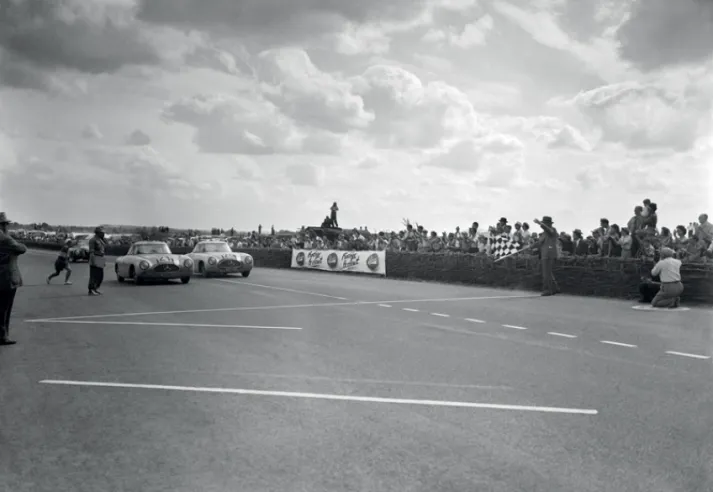 15 June 1952: two W194s finished first and second in the 24 Hours of Le Mans, giving Mercedes its first victory at the Sarthe circuit.© IXO Collections SAS - Tous droits réservés.