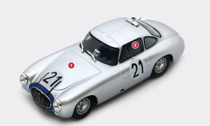 1. The 3-litre six-cylinder engine is tilted 50° to the left to lower that top line of the bonnet, a feature retained on the street-version SL.2. On early cars, the opening section providing access to the passenger compartment included part of the roof and the glazing. This opening was then extended to part of the side, taking on the shape known as a ‘butterfly’ or ‘gull wing’.© IXO Collections SAS - Tous droits réservés.