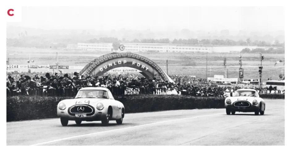 C.Two of the three W194s that competed in the 1952 24 Hours of Le Mans. The car on the right, with number 22, was the only one which did not finish the race.© IXO Collections SAS - Tous droits réservés.