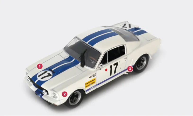 1. Der GT350 wurde gemäß den SCCA Production B-Vorschriften abgestimmt, wonach Shelby entweder den Motor oder die Federung und Bremsen verbessern musste. Da das Auto bereits über einen leistungsstarken Motor verfügte, entschied sich Shelby für die zweite Option.2. Die Modifikationen am Fahrgestell umfassten die Verringerung der Lenkübersetzung und die Neukonstruktion der Vorderradaufhängung, um das Untersteuern zu reduzieren.3. Ohne den Motor zu modifizieren, installierte Shelby eine spezielle 4-in-1-Auspuffanlage an jeder Zylinderbank, deren Ausgänge sich direkt vor den Hinterrädern befanden.© IXO Collections SAS - Tous droits réservés.