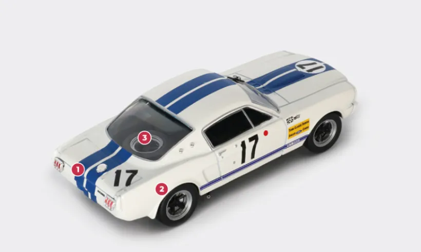 1. Der Shelby GT350 ist vom Mustang GT von 1965 mit Fastback-Karosserie abgeleitet und eine neue Ausführung der bestehenden Hardtop-Coupé- und Cabrio-Versionen.2. Die Hinterachse des GT350 ist standardmäßig mit einer Starrachse und Blattfedern ausgestattet.3. Der Rücksitz wurde durch einen offenen Kofferraum ersetzt, in dem sich das Ersatzrad und einige Werkzeuge befinden. Der Passagierraum ist durch einen Überrollkäfig aus Stahl verstärkt.© IXO Collections SAS - Tous droits réservés.