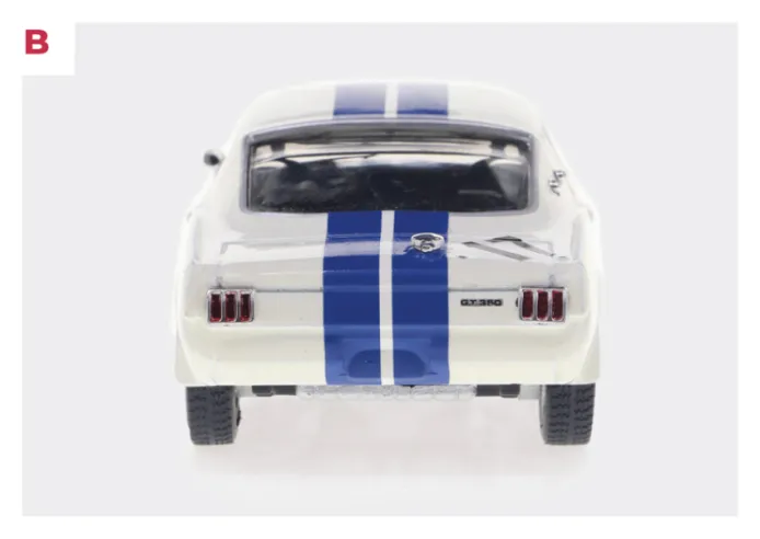 B. Die ersten von Carroll Shelby vorbereiteten Mustangs waren alle in klassischem Wimbledon-Weiß lackiert und hatten eine schwarze Inneneinrichtung, die von dem ikonischen himmelblauen Doppelstreifen komplettiert wurde.© IXO Collections SAS - Tous droits réservés.