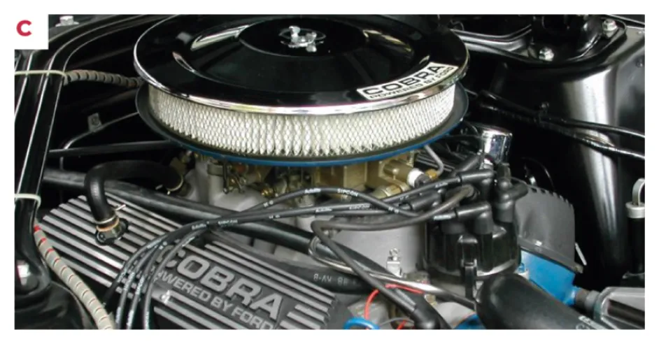 C. Die Straßenversion des GT350 war ebenfalls mit dem Ford 289 Cobra-Motor ausgestattet. Die Zahl gibt den Hubraum in Kubikzoll (4,7 Liter) an, wobei die Leistung 300 PS übersteigt.© IXO Collections SAS - Tous droits réservés.