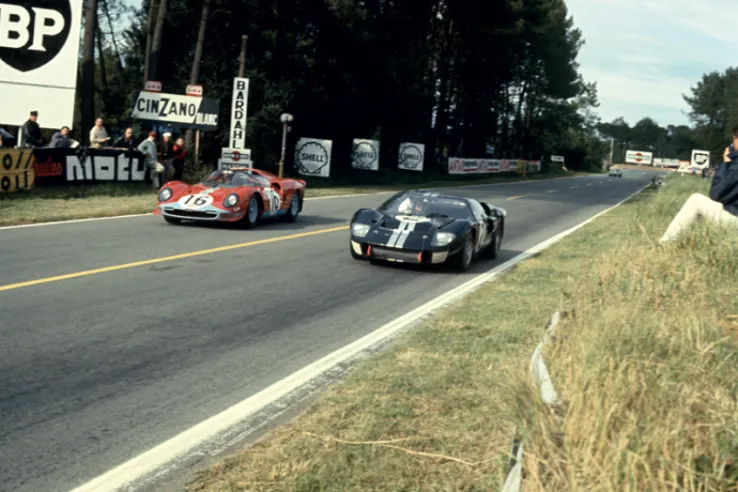 Der von Bruce McLaren und Chris Amon gefahrene GT40 Mk II fuhr lange Zeit hinter Ken Miles und Denny Hume an zweiter Stelle, schlug sie aber schließlich auf der Ziellinie.© IXO Collections SAS - Tous droits réservés.