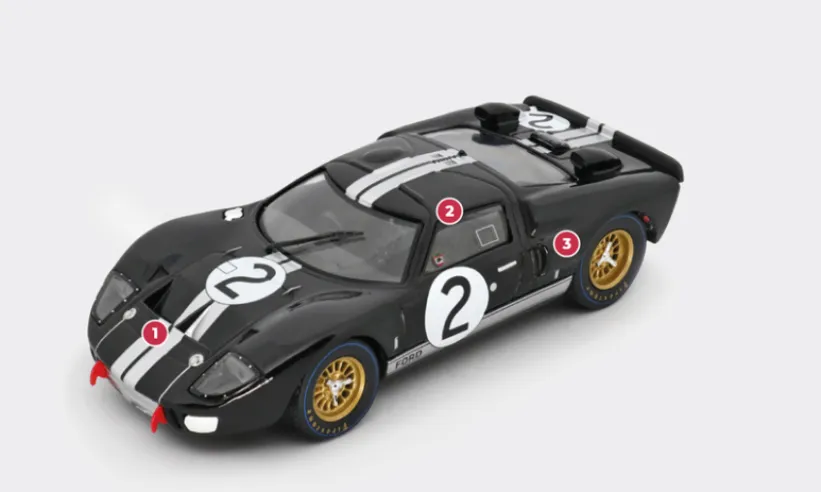 1. Der GT40 Mk II hat eine längere, stromlinienförmigere Vorderseite als das Originalmodell von 1964.2. Die Türen, die sich bis zum Dach öffnen lassen, wurden vom Lola MK6 GT übernommen, von dem der GT40 abgeleitet ist.3. Im Vergleich zu den frühen Prototypen von 1965 mit 7-Liter-Big-Block-Motoren verfügte das Modell Mk II von 1966 über leistungsstärkere Bremsen und zusätzliche Lufteinlässe für die Kühlung.© IXO Collections SAS - Tous droits réservés.