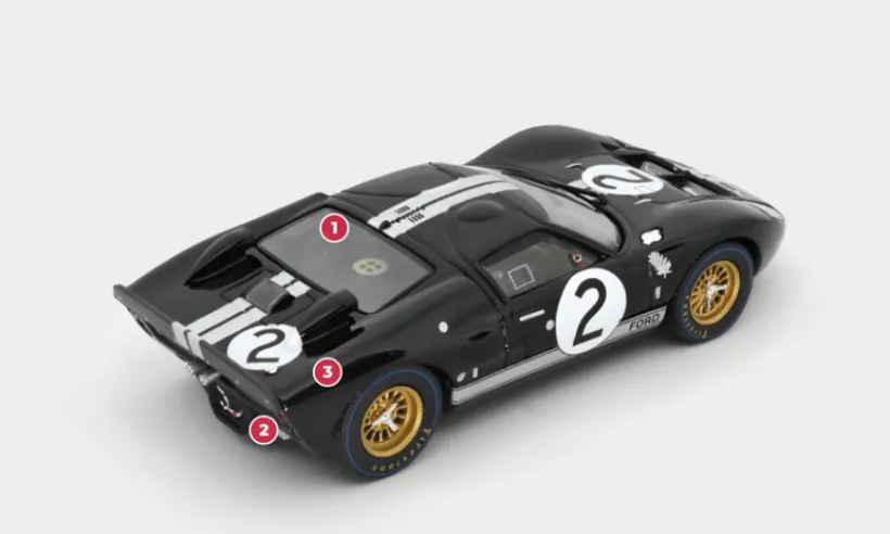 1. Der GT40 verdankt seinen Namen seiner Gesamthöhe von etwa 40 Zoll (etwas mehr als einem Meter), gemessen von der Oberkante der Windschutzscheibe.2. Sein 427-V8-Motor mit einem Hubraum von fast 7 Litern verfügt über eine Trockensumpfschmierung, damit er tiefer im Fahrgestell eingebaut werden kann.3. Das 4-Gang-Getriebe wurde von Grund auf neu entwickelt, da keines der existierenden Getriebe die Leistung des Motors von fast 500 PS verarbeiten konnte. Allerdings war die Zuverlässigkeit zunächst nicht perfekt.© IXO Collections SAS - Tous droits réservés.