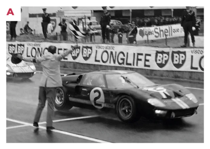 A. Der McLaren/Amon GT40 überquerte als erster die Ziellinie beim 24-Stunden-Rennen von Le Mans 1966, nach dem er das Auto von Miles/Hulme überholt hatte.© IXO Collections SAS - Tous droits réservés.