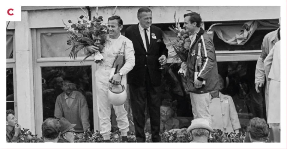 C. Bruce McLaren (links) feiert seinen Sieg mit seinem Landsmann Chris Amon (rechts) und „Big Boss“ Henry Ford II (Mitte) nach dem unerwarteten Ergebnis der 24 Stunden von Le Mans 1966, bei denen die GT40 den Triumph über die Ferraris errangen.© IXO Collections SAS - Tous droits réservés.