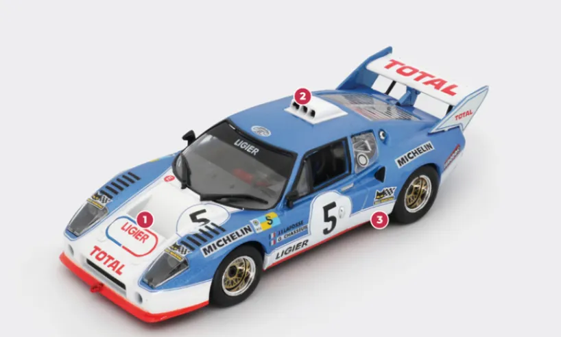 1. Compared to the road version, the JS2 racing car has a longer body and larger aerodynamic appendages.2. On the roof, a three-inlet periscopic scoop is used to cool the engine compartment.3. The bodywork, designed by Frua and made of resin and fibreglass, was improved aerodynamically in 1973 thanks a collaboration with Citroën, which also supplied the engine.© IXO Collections SAS - Tous droits réservés.