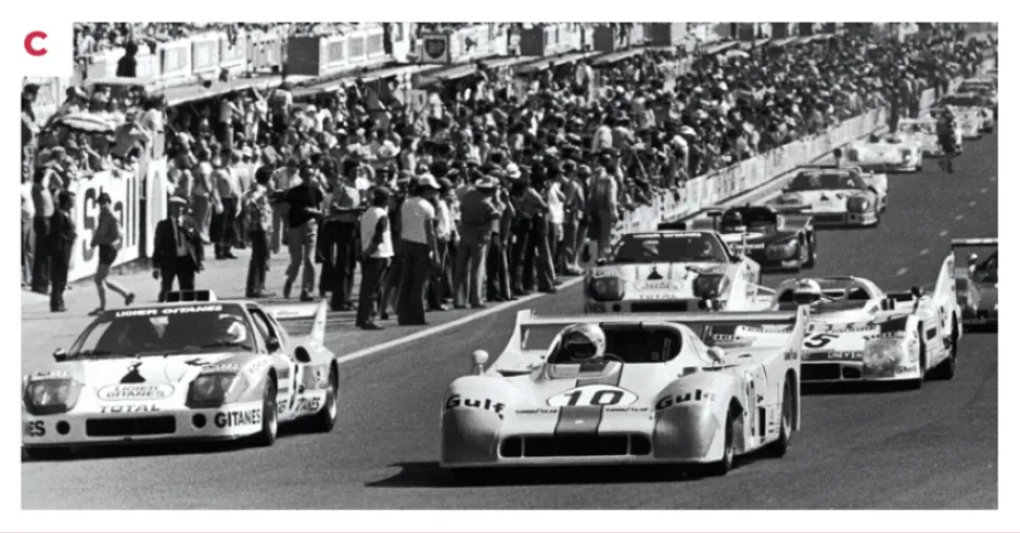 C. Start of the 1975 Le Mans 24 Hours. From left to right, the Ligier JS2 driven by Chasseuil/Lafosse and the Mirage/Gulf GR8 driven by Schuppan/Jaussaud. Both powered by Cosworth engines, they finished 2nd and 3rd behind the Mirage of Jacky Ickx and Derek Bell.© IXO Collections SAS - Tous droits réservés.