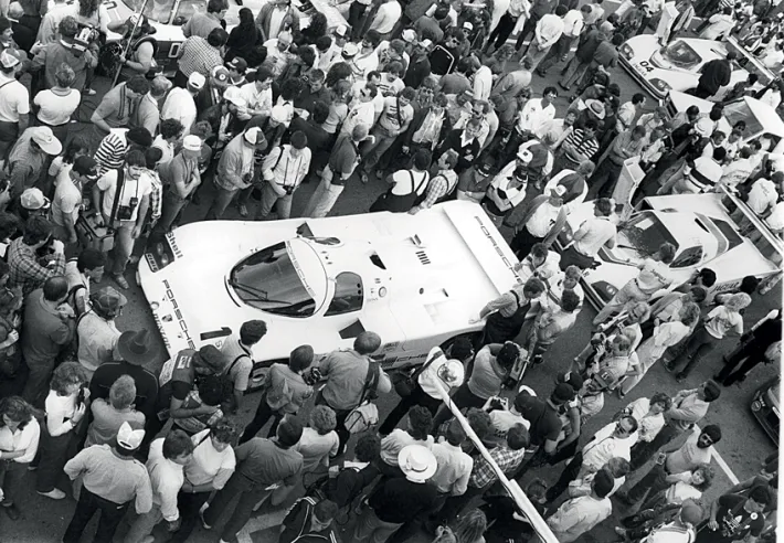 Les débuts de la 962 ont lieu aux 24 Heures de Daytona 1984 où la voiture officielle de Porsche pilotée par Mario et Michael Andretti, en tête des qualifications, doit abandonner au bout de 127 tours.© IXO Collections SAS - Tous droits réservés. 
