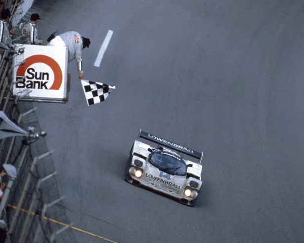 L’heure du triomphe pour la Porsche 962 n° 14 pilotée à Daytona en 1986 par un équipage composé des Américains Al Holbert et Al Unser Jr. avec l’Anglais Derek Bell.© IXO Collections SAS - Tous droits réservés. 
