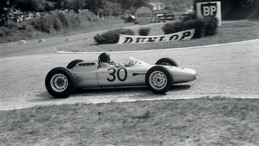 Am 8. Juli 1962 gewann Dan Gurney den ACF Grand Prix auf der Rennstrecke von Rouen und bescherte Porsche damit seinen ersten und einzigen Sieg in der Formel 1.© IXO Collections SAS - Tous droits réservés. 