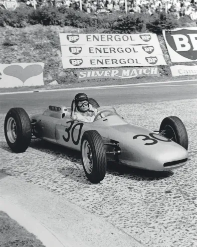 Dan Gurney nimmt die Kurve am Nouveau Monde (langsam und gepflastert) in Rouen während des ACF Grand Prix 1962, den er mit einer Runde Vorsprung vor dem Cooper Climax des Südafrikaners Tony Maggs und zwei Runden Vorsprung vor dem BRM von Richie Ginther gewann. © IXO Collections SAS - Tous droits réservés. 