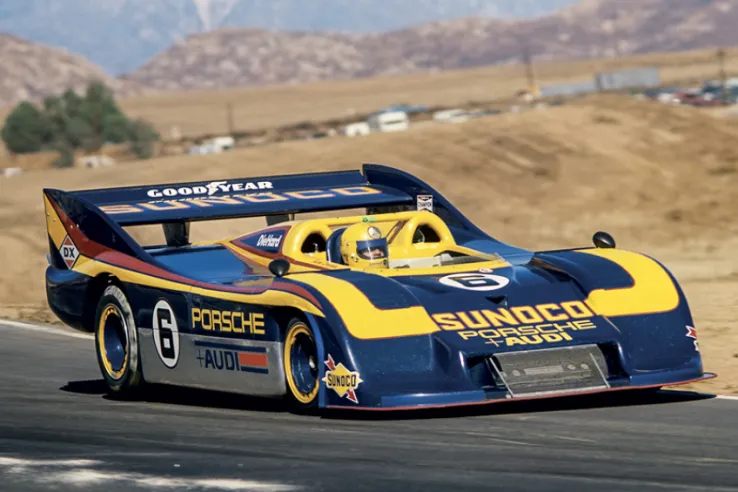 Neben Sunoco, dem wir die blau-gelbe Lackierung verdanken, wird das Penske-Team auch von der Firma gesponsert, welche die Porsche- und Audi-Fahrzeuge in Nordamerika vertreibt, was die Präsenz beider Marken auf dem 917/30 erklärt.© IXO Collections SAS - Tous droits réservés. 