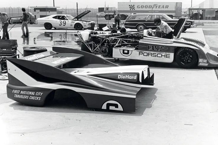 Die Karosserie des 917/30 besteht aus Glasfaser und Polyesterharz, ähnlich wie beim 917/10, aber durch einen höheren Kunststoffanteil konnte das Gewicht trotz der deutlich größeren Abmessungen reduziert werden.© IXO Collections SAS - Tous droits réservés. 