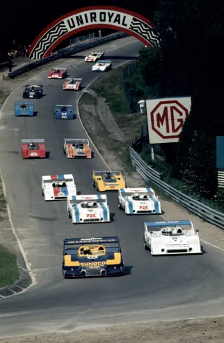 Mark Donohue führte das erste Rennen der Can-Am-Saison 1973 auf dem Mosport International Raceway in Kanada mit seinem 917/30 an, gefolgt vom 917/10 mit Jody Scheckter am Steuer. Das Rennen gewann schließlich Charlie Kemp, hier weiter hinten zu sehen, am Steuer des 917/10 mit der Startnummer 23.© IXO Collections SAS - Tous droits réservés. 