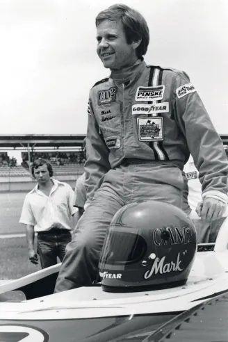 Mark Donohue ist hier bei der Talladega-Ausstellung 1975 zu sehen, wo er den absoluten Geschwindigkeitsrekord der Rennstrecke brach. Knapp einen Monat später starb er bei einem tragischen Unfall während der Trainingsläufe zum Formel-1-Grand-Prix von Österreich. © IXO Collections SAS - Tous droits réservés. 