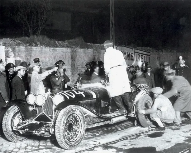 The 8C 2300 of Nuvolari and Guidotti during a wheel change during the 1931 Mille Miglia, which they finished ninth. It is a Spider Zagato: the Mille Miglia bodywork only appeared later.© IXO Collections SAS - Tous droits réservés.&nbsp;