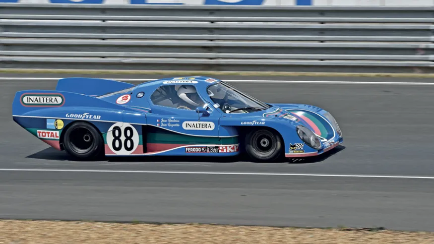 Der LM77 von Rondeau-Ragnotti während einer historischen Veranstaltung 2016. Nach Liquidation des Teams verkaufte man die drei Autos, doch später wurden sie wieder vereint und restauriert.© IXO Collections SAS - Tous droits réservés. 
