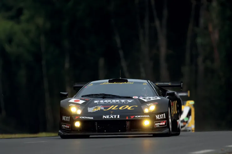 During the 2007 Le Mans 24 Hours, the JLOC team entered two Murciélago R-GTs. The first car suffered a breakdown during practice, while the second had to retire after only one lap due to transmission problems.© IXO Collections SAS - Tous droits réservés. 