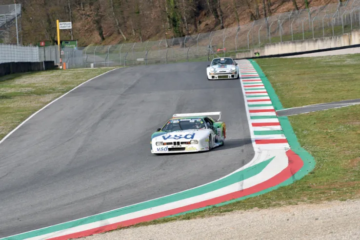 La M1 Gr. 5, seizième au Mans en 1981, lors d’une reconstitution historique qui s’est déroulée sur le circuit du Mugello en 2022.© IXO Collections SAS - Tous droits réservés. 