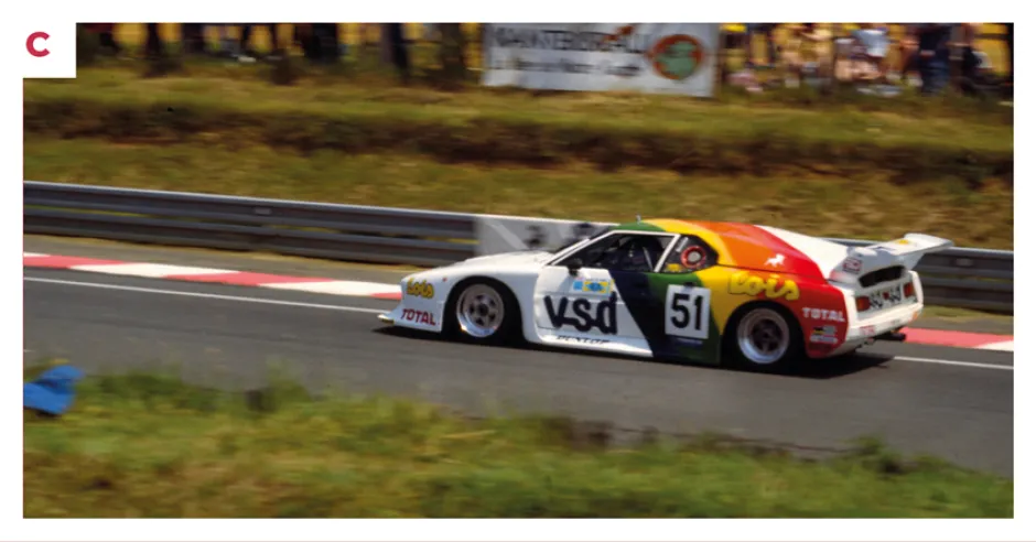 C. La M1 de course peut atteindre une vitesse maximale de plus de 300 km/h et accélérer de 0 à 100 km/h en 4,4 secondes. © IXO Collections SAS - Tous droits réservés. 