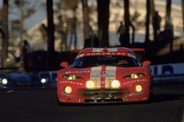 Nachdem sie von Platz 24 gestartet waren, erreichten Karl Wendlinger, Olivier Beretta und Dominique Dupuy mit ihrem Viper bei den 24 Stunden von Le Mans 2000 den siebten Platz in der Gesamtwertung und den ersten Platz in der GT2-Klasse.© IXO Collections SAS - Tous droits réservés. 