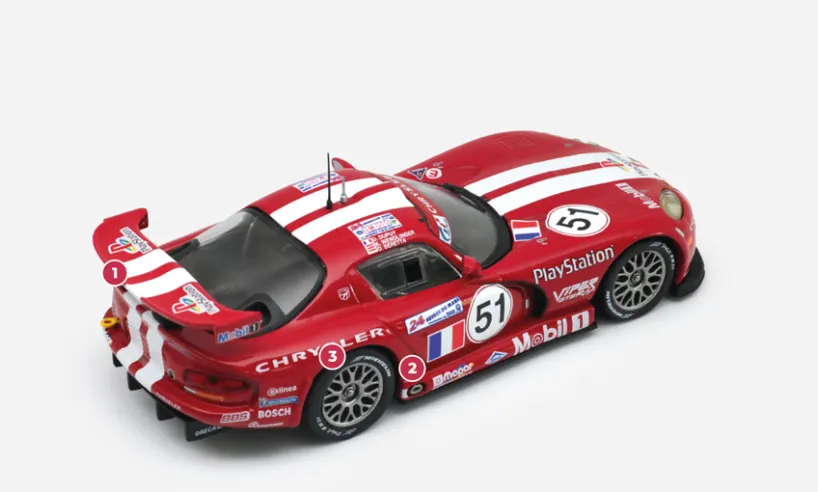1. Der große Spoiler und der untere Extraktor am Heck sind die am deutlichsten sichtbaren aerodynamischen Merkmale des Viper GTS-R.2. Um Platz für den Extractor zu schaffen, wurden die Auspuffrohre direkt vor den Hinterrädern positioniert, eine Lösung, die bereits beim RT/10, der ersten Straßenversion des Viper, verwendet wurde.3. Der Standard-Viper ist ein „rennsportorientiertes” Auto, aber der GTS-R wurde hinsichtlich Federung und Aerodynamik überarbeitet und leichter gemacht, um ihn wettbewerbsfähiger zu machen.© IXO Collections SAS - Tous droits réservés. 
